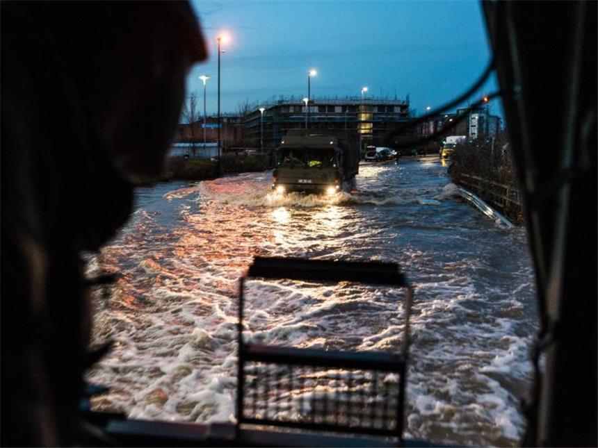 Extreme Überschwemmungen: Alarmstufe Rot in Nordengland Aus dem Heck eines Militärlastwagens ist eine völlig überflutete Straße zu sehen. Foto: Crown Copyright / Mark Nesbit / Ministry of Defence