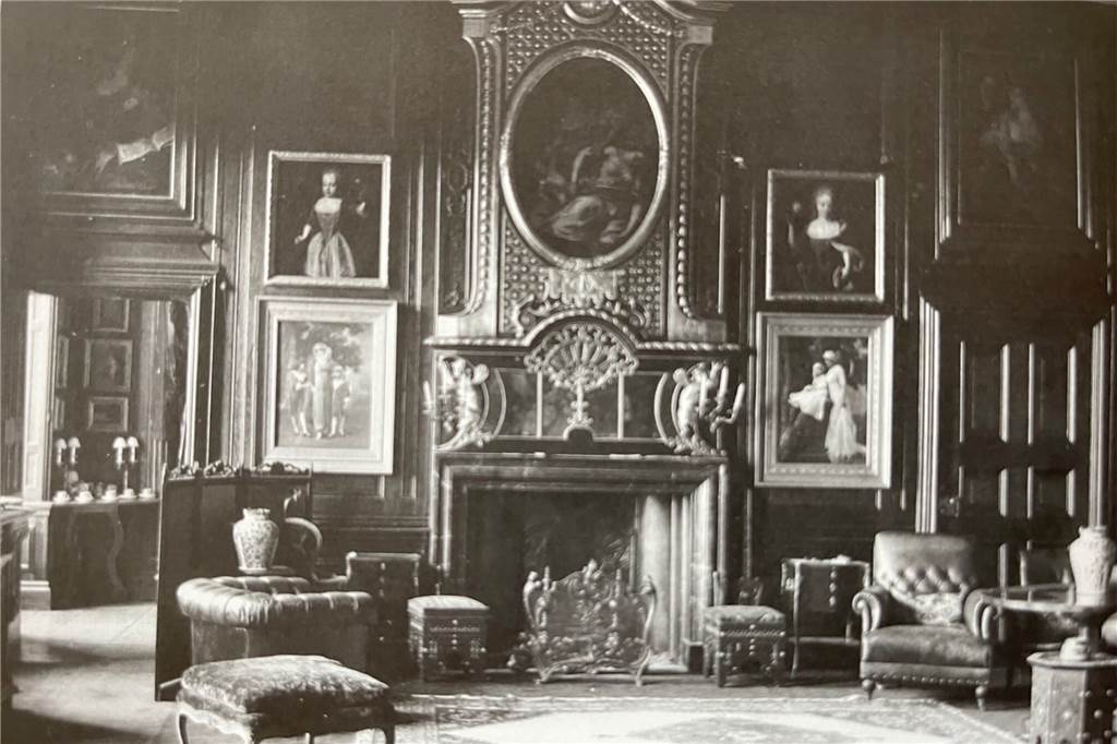 Kunst-Erbin in Nordkirchen: „Bilder gehören ins Schloss und nicht übers Sofa“ Aus dem Jahr 1910 stammt dieses Foto. Es gibt einen Einblick, wie das Schloss Nordkirchen einst eingerichtet war. Zu diesem Zeitpunkt bewohnte Familie von Arenberg das Schloss bereits.