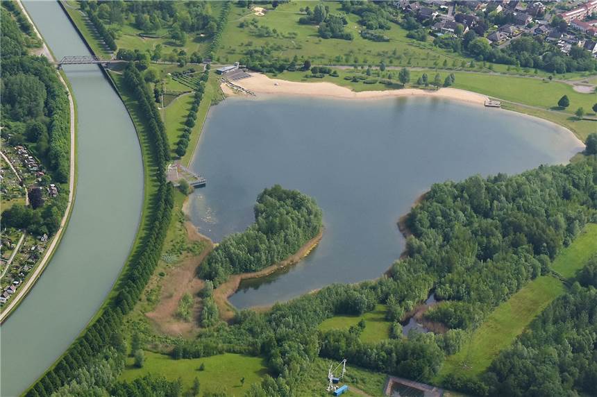 Kran zieht Schrottauto aus dem Datteln-Hamm-Kanal Aus dem Kanal in der Nähe des Seeparks, wurde am Freitagmorgen ein Auto aus dem Wasser gezogen.