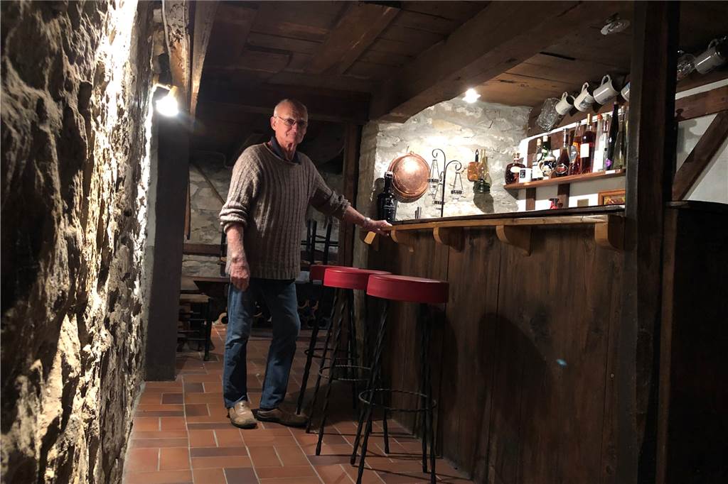Besitzer verärgert über „Blickfang“ vor prachtvollem Gutshof-Denkmal Aus dem Keller, der um 1600 angelegt wurde, hat Klaus von Arnim eine urige Bar gemacht. Auch Wein lagere hier ganz vorzüglich.