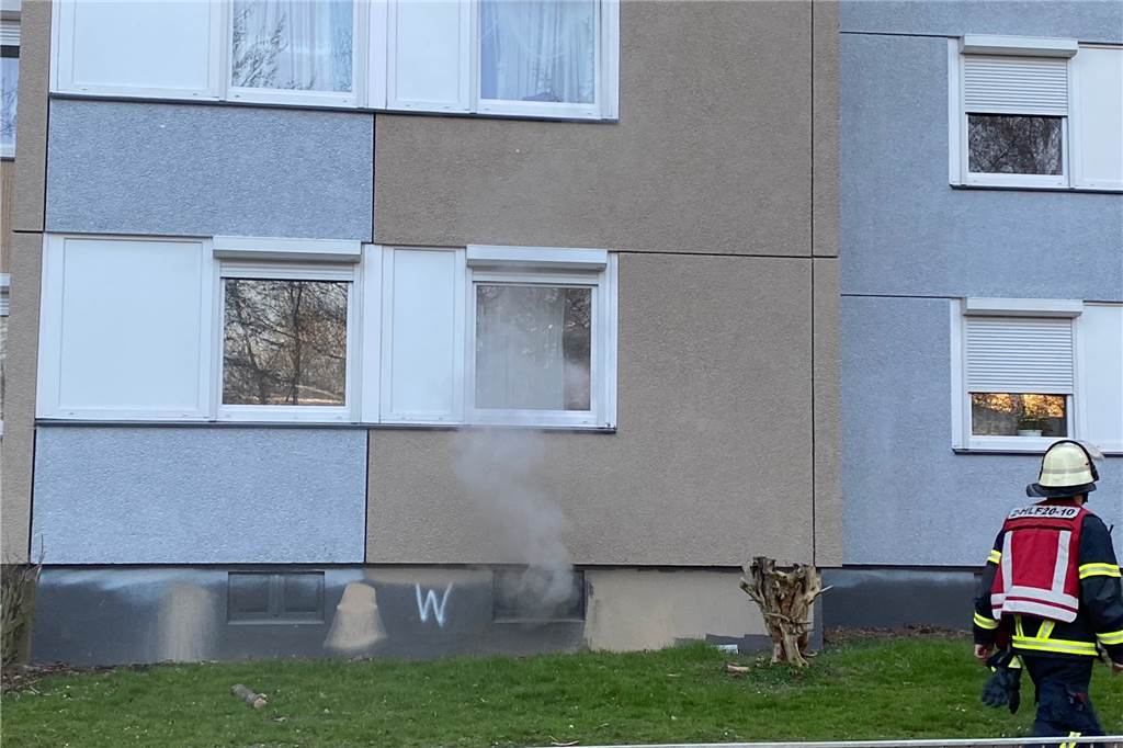 Feuerwehr löscht Kellerbrand am Gerlachweg in Westerfilde Aus dem Keller eines Hauses in Westerfilde steigt Rauch auf.