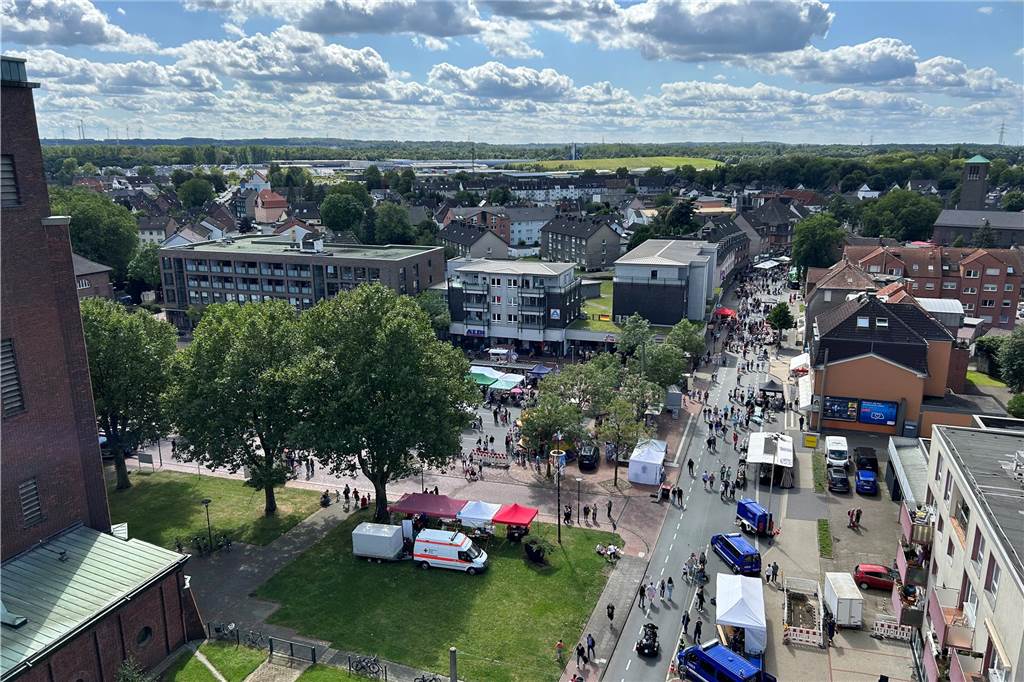 Perfektes Wetter zum Abschluss von „Ickern Feste Feiern“ am Sonntag Der Blick von oben auf den Ickerner Marktplatz und die Ickerner Straße während des Ickerner Familienfestes.
