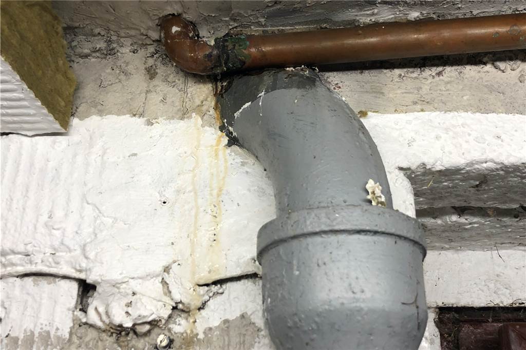 In diesem Vonovia-Haus in Dortmund fließt Wasser in den Keller: Mieter sind wütend Aus dem kupferfarbenen Rohr tropft und läuft das Wasser kontinuierlich.