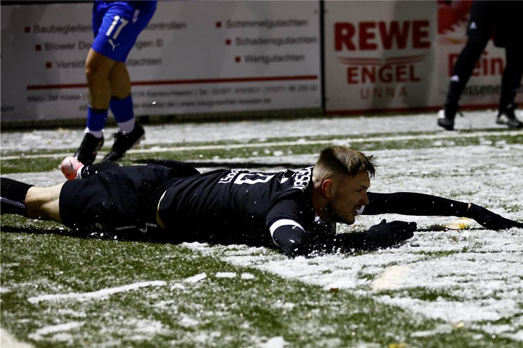 SG Massen trotzt Bratwurst-Frust: Spiel gegen Rhynern lange Zeit offen Aus der Pokalwettbewerb gerutscht: Nico Berghorst und die SG Massen sind auf dem teils schneebedeckten Platz ausgeschieden.