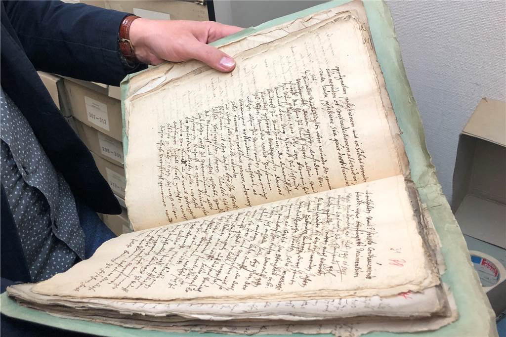 Gedächtnis der Stadt Castrop-Rauxel steckt hinter dicken Wänden Aus dem späten 17. Jahrhundert stammt dieses Dokument.