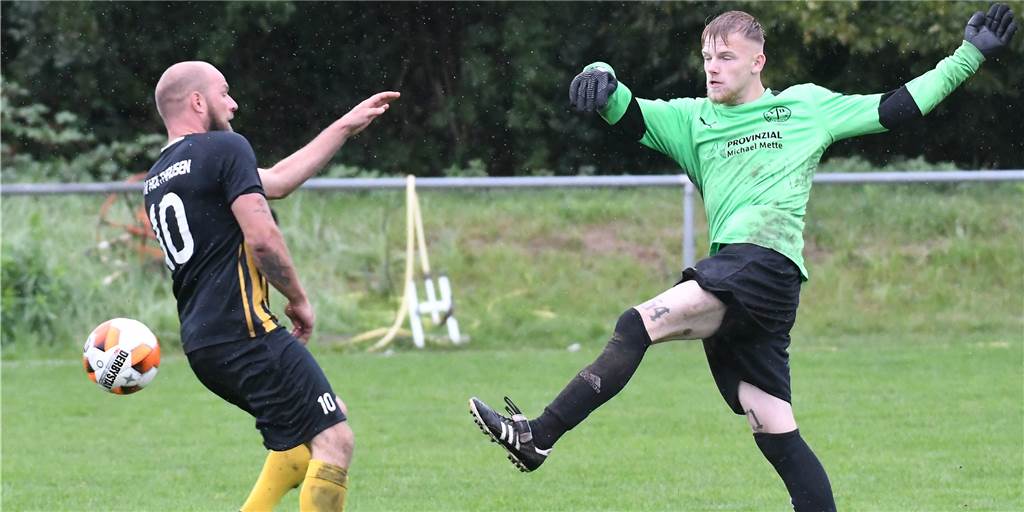 Kreisliga A: VfB Habinghorst schließt zum Spitzenreiter auf Aus dem Tor heraus und klären musste Habinghorsts Keeper Max Kessebohm (r) gegen Raphael Rupieper.