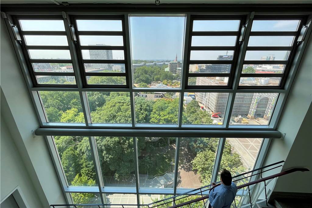 Aus dem Treppenhaus sieht Norbert Dahmen direkt auf den Stadtgarten. Die rund 280 Stufen nimmt er auf dem Weg nach unten, wenn er Zeit hat. Nach oben fährt er mit dem Aufzug.
