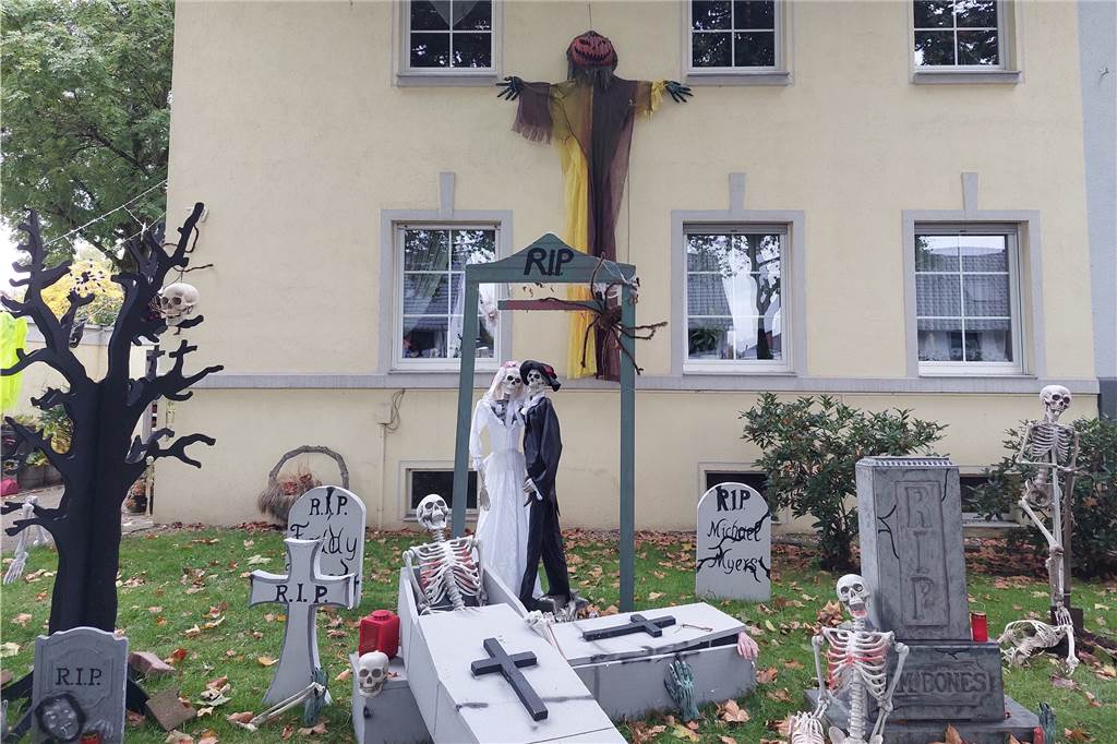 Grusel sich, wer kann: Berühmtes Spukhaus kehrt zu Halloween zurück Aus dem Vorgarten von Schinks Haus an der Recklinghauser Straße 39 starren jede Menge Skelette und gruselige Fratzen.