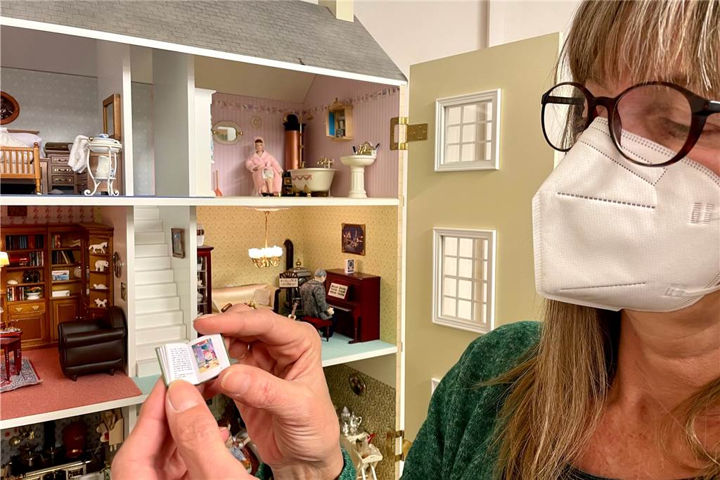 Feudales Leben im Mini-Format: Puppenhaus im Heimatmuseum zeigt irre Details Aus dem winzigen Buch kann sogar vorgelesen werden.