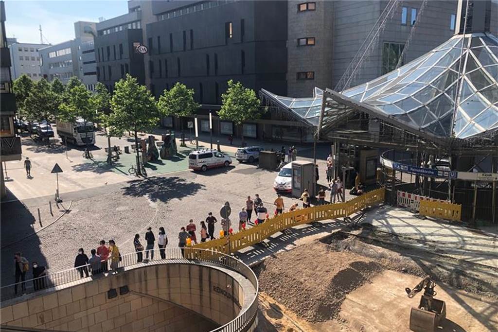 Wie ich ohne Termin eine Corona-Impfung in Dortmund bekommen habe Aus den Fenstern der Praxis sieht man, wie lang die Schlange an der Reinoldikirche in Dortmund wirklich ist.