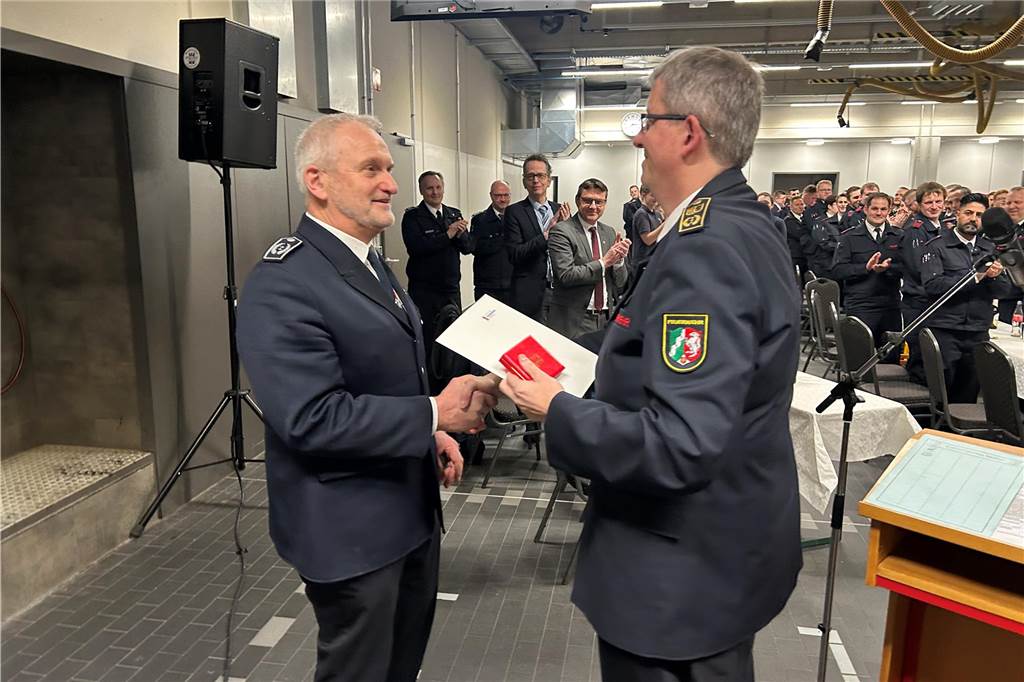 Fast 25 Jahre an der Spitze der Feuerwehr: Günter Wewers ausgezeichnet Aus den Händen von Bezirksbrandmeister Oliver Wegner erhielt Günter Wewers (l.) die besondere Auszeichnung. Auch Bürgermeister Berthold Dittmann (im Hintergrund) applaudierte.