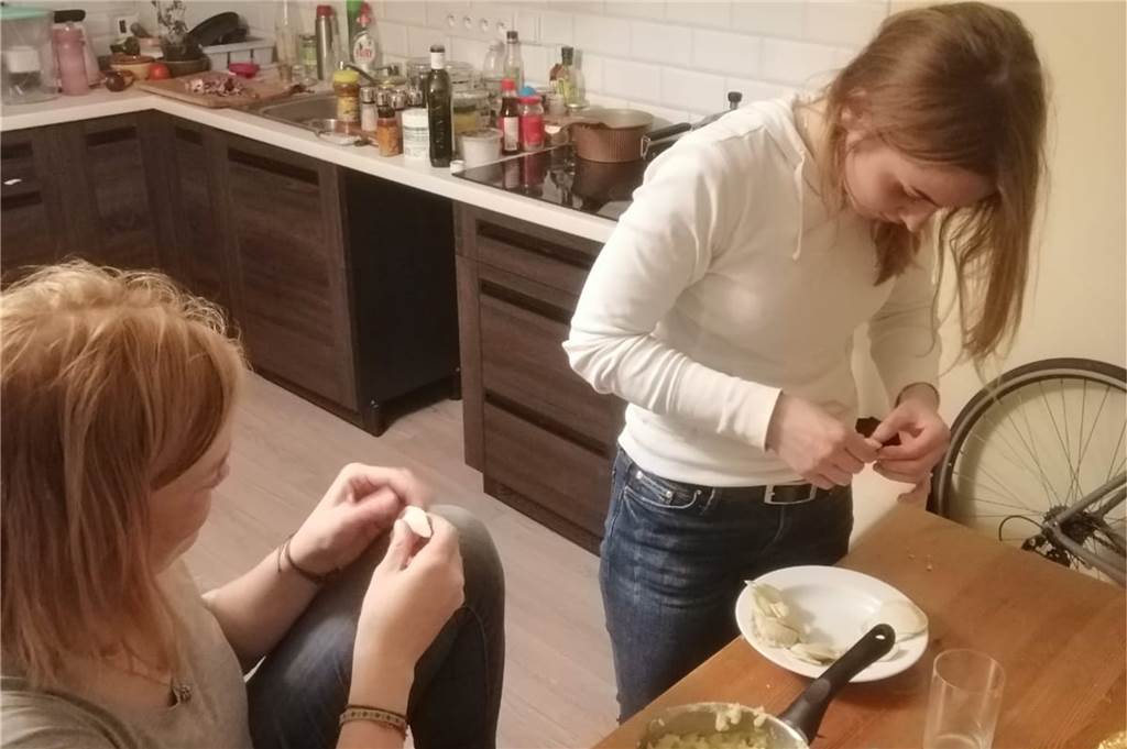 Aus den spontanen Übernachtungen bei fremden Gastgebern entwickeln sich Gespräche und Begegnungen. Bei ihrem Gastgeber in Breslau lernte Christin Lesker von einer ukrainischen Studentin ein ukrainisches Nationalgericht zu kochen.