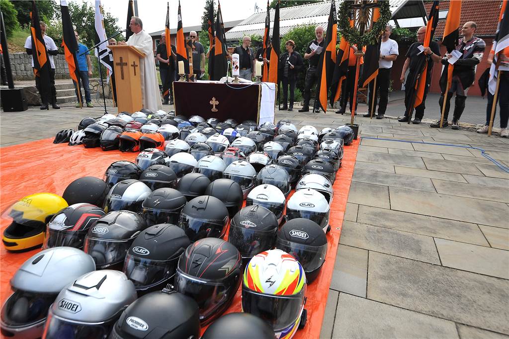 Weihwasser auf dem Helm, Benzin im Blut: Über 100 Motorradfahrer waren zu Gast Aus den unterschiedlichen Kolpingfamilien aus ganz Deutschland brachten die Vertreter auch Banner und Fahnen mit. Präses Holtkotte hielt den Gottesdienst.