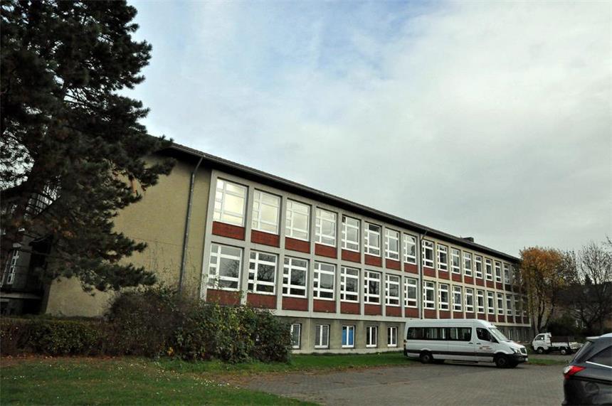 Grünes Licht für den Castrop-Rauxeler Haushalt Aus der ehemaligen Grundschule Marienburger Straße soll eine Flüchtlingsunterkunft werden.