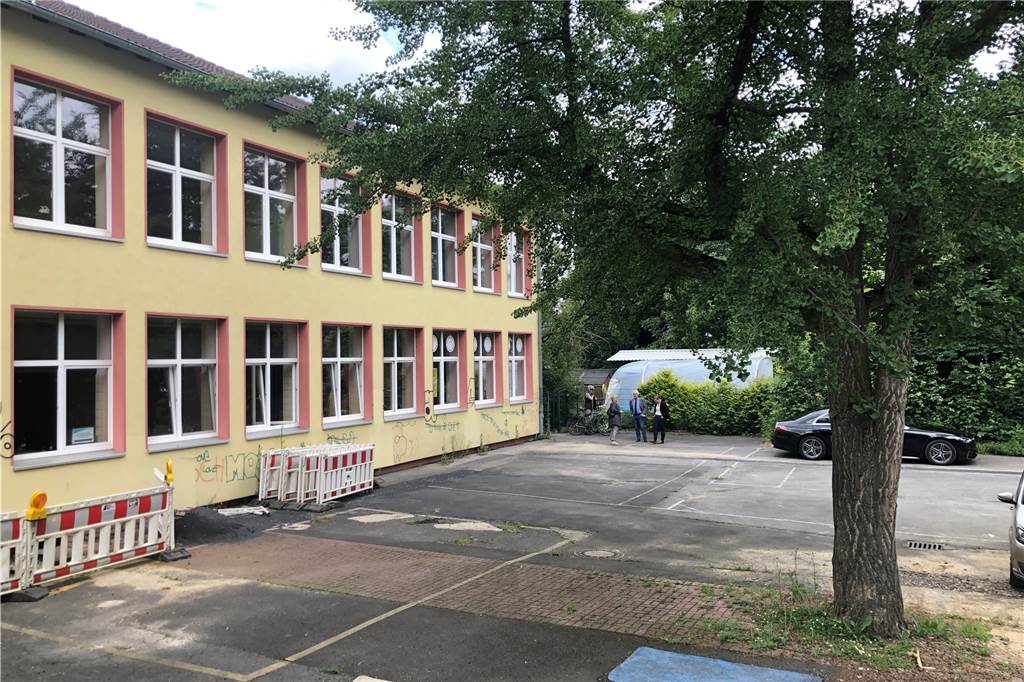 Millionen für Merklinde: Castrop-Rauxeler Vorort bekommt Geld vom Land Aus der ehemaligen Schule wird ein Bürgerzentrum. Ein anderer Gebäudeteil wird abgerissen.