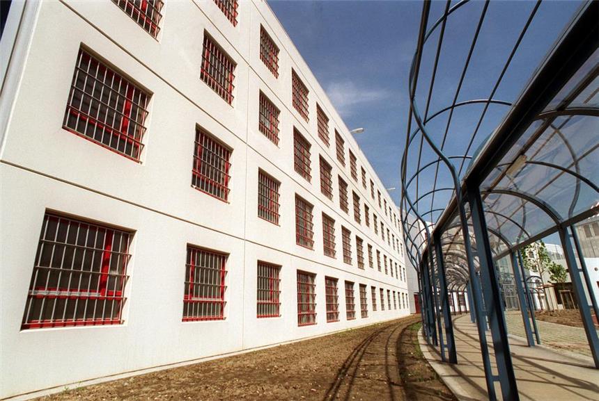 Häftling flieht durch schmalen Gitterspalt Aus der JVA Gelsenkirchen ist ein Mann ausgebrochen.