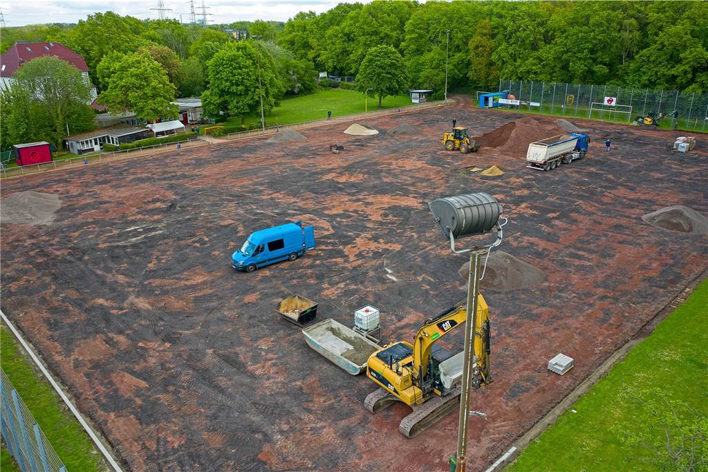 SuS Pöppinghausen baut die alte Asche um: Hier baggert die Stadt für 150.000 Euro Aus der Luft betrachtet ist der Platz, auf dem der SuS Pöppinghausen beheimatet ist, von der roten Asche befreit. Darunter kommt die schwarze Lavaschicht zum Vorschein, die bei der Entwässerung helfen soll.