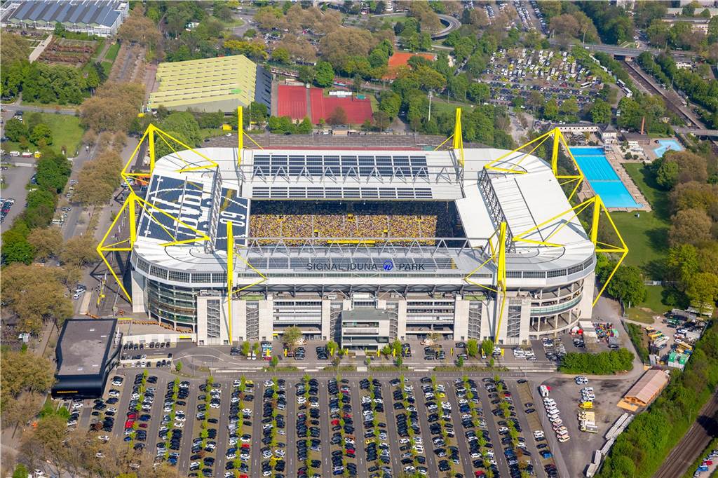 Freibad hinter der Südtribüne: Jörg Husemann kennt die Schattenseiten Aus der Luft gut zu erkennen: Direkt neben dem Signal Iduna Park liegt das Freibad.