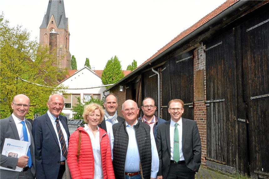 Ein neuer Treffpunkt für Erle Aus der Scheune auf dem Hof Böckenhoff im Erler Ortskern soll eine Festscheune mit Café und Gasthof werden. Diesen Plan stellten (v.l.) Ralf Steiger, Johannes Böckenhoff, Alexandra und Dirk Böckenhoff, Arno Brömmel, André Wachtmeister und Michael Weddeling am Freitag vor.