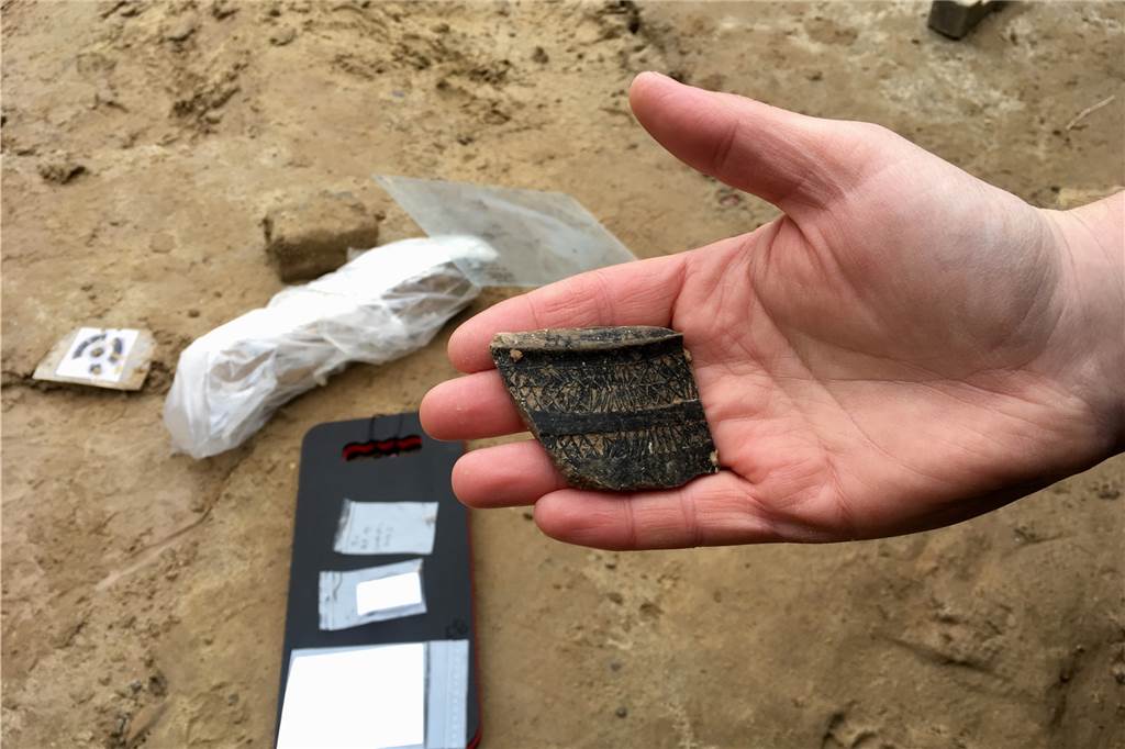 Archäologen entdecken spätantikes Gräberfeld am Grafenhof Aus der Spätantike stammt die Scherbe, die in einem der Gräber am Grafenhof gefunden wurde.