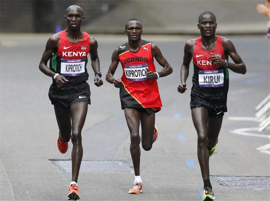 Kiprotich feiert Marathon-Gold für Uganda Aus der Spitzengruppe blieben nur Stephen Kiprotich (M), Wilson Kipsang Kiprotich (l) und Abel Kirui übrig. Foto: Ian Langsdon