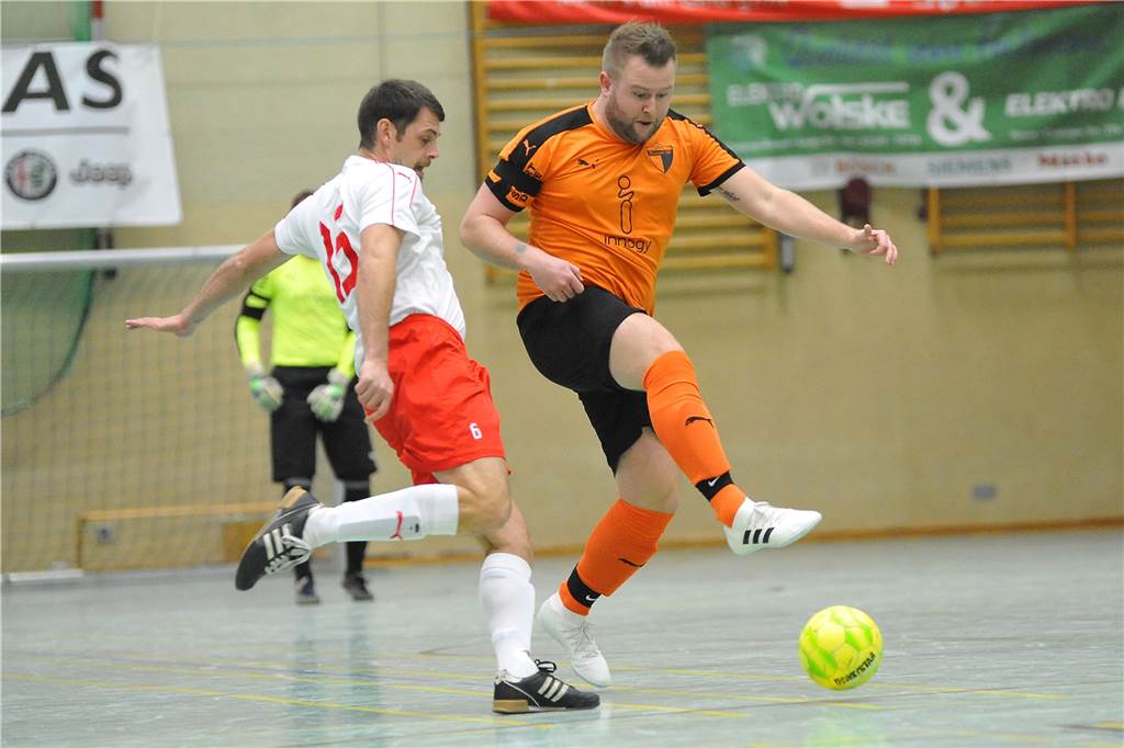 Ein Verein von der Castrop-Rauxeler Hallenstadtmeisterschaft ausgeschlossen Aus der Traum vom Hallenfußball: Der VfR Rauxel um Kevin Pallasch (r.) darf nicht an der Hallenstadtmeisterschaft teilnehmen.