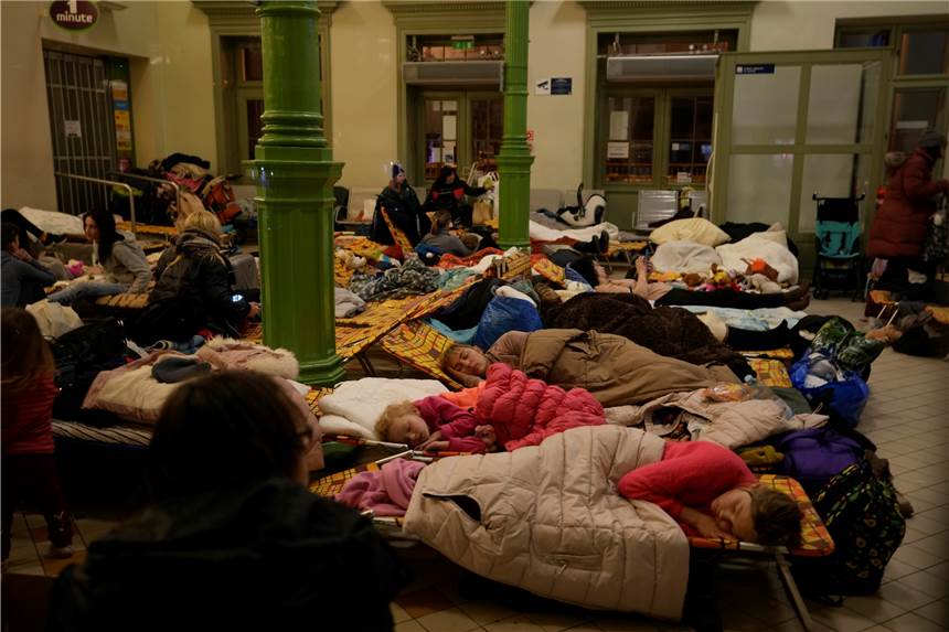 In Rybnik werden dringend Schlafsäcke, Decken und Feldbetten gebraucht Aus der Ukraine sind bereits mehr als eine Million Menschen geflohen. Das Foto zeigt den Bahnhof in Przemys. Viele Flüchtlinge landen in Polen, auch in Dorstens Partnerstadt Rybnik. Dort werden Sachspenden gebraucht.
