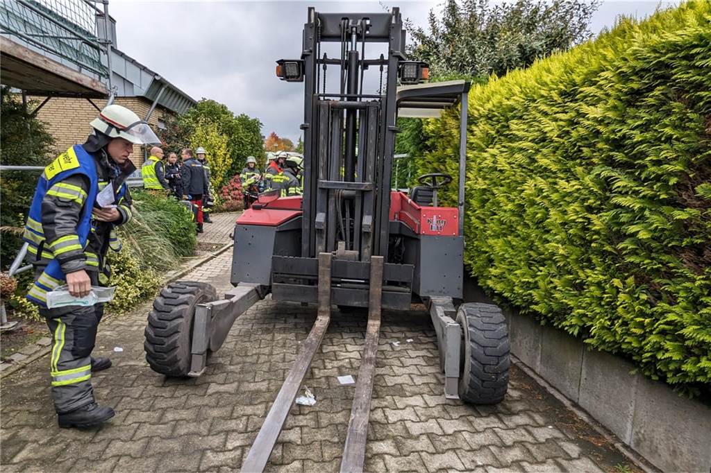 Mann zwischen Gabelstapler und Hecke eingeklemmt: Großeinsatz für Feuerwehr Aus diesem Gabelstapler befreite die Freiwillige Feuerwehr den Mann.