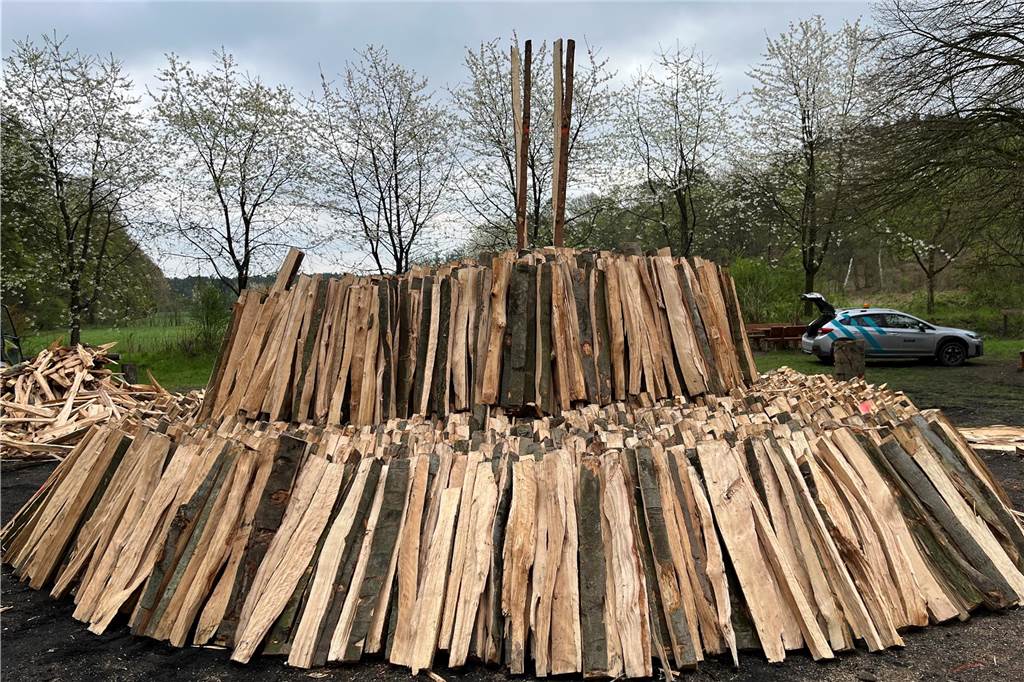Andre Verheyen ist der neue Köhler: Zwei Wochen lebt er in der Haard Gespaltenes Holz wurde aufeinandergeschichtet.