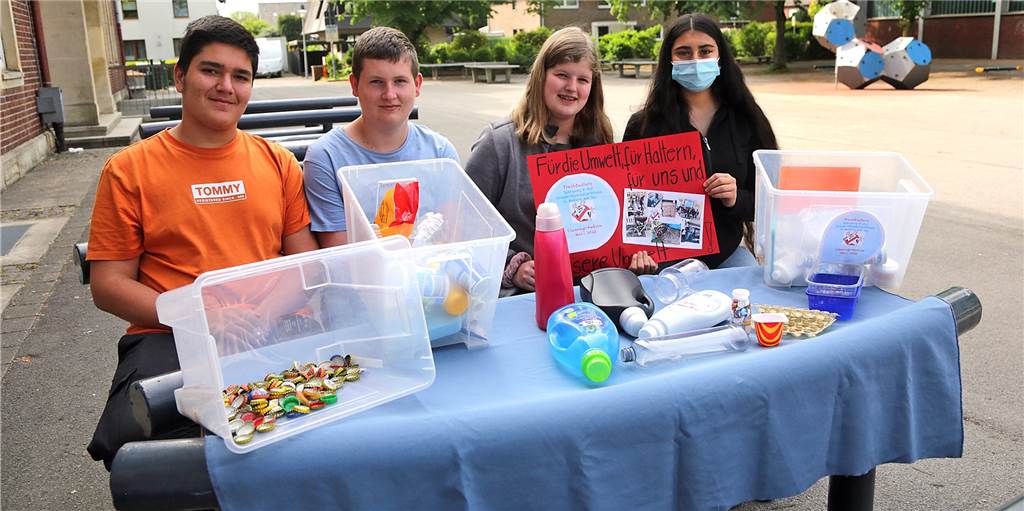 Abstimmen für die Joseph-Hennewig-Schule: Es geht um viel Geld Aus diesem Müll wird Kunst: Mit ihrem Projekt "Trashart" nehmen die Hauptschüler an der Sparda-Spendenwahl teil: v.l: Samed Muawiya, Leon Pöter, Vivian Konermann und Aynour Shabo.