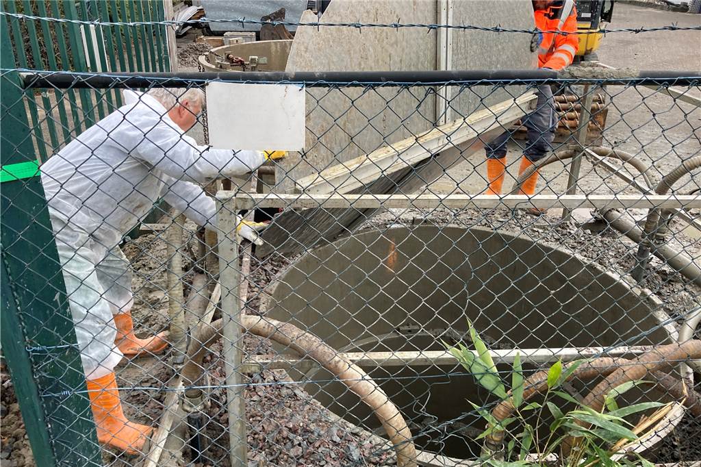 Englische Fliegerbombe musste in Matsch und Wasser entschärft werden Aus diesem Schacht musste die Bombe gehoben und entschärft werden.