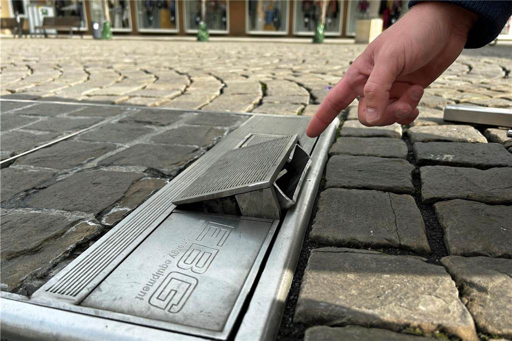 Fester Kern von Marktbeschickern: So setzt sich der Wochenmarkt zusammen Aus dieser Öffnung kommen die Stromkabel aus den Tanks. Eine Gummimatte verhindert, dass Passanten darüber stolpern.