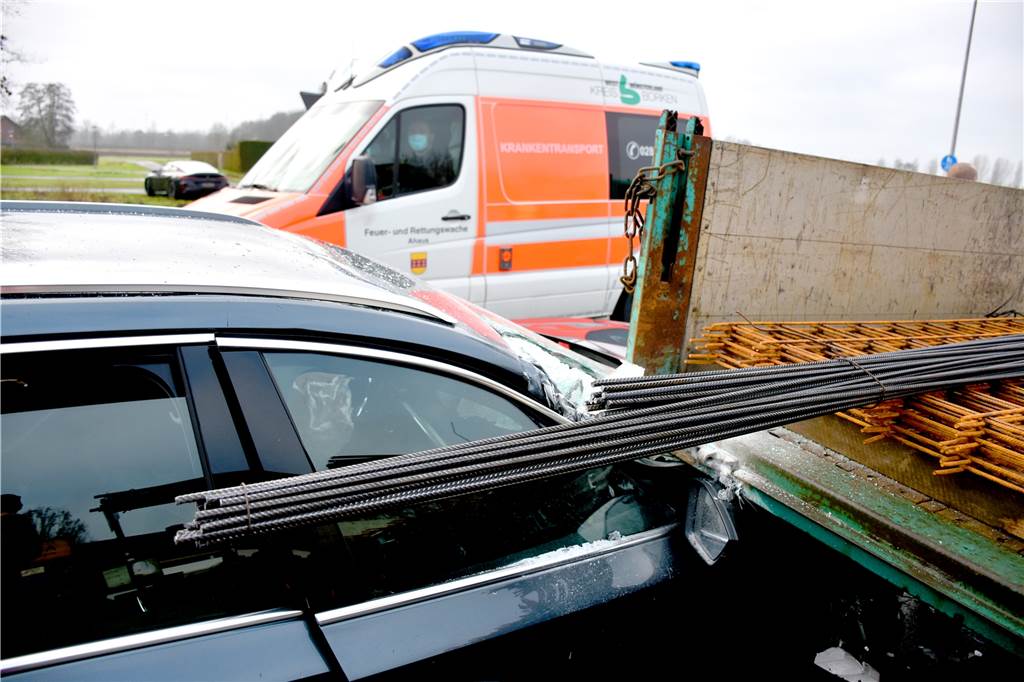 Auto schiebt sich unter Ladefläche und verfehlt Stahlbündel knapp Aus dieser Perspektive wird deutlich, wieviel Glück die Autofahrerin hatte: Nur knapp verfehlte sie ein Bündel Stahlstangen, das über die Ladefläche hinausragte.