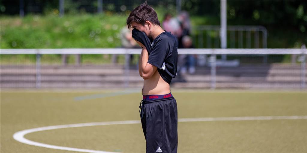 Sechs Gegentore und zwei Rote Karte: TIU Rünthe verliert Relegationsspiel – Hoffnung bleibt Aus eigener Kraft kann TIU Rünthe den Klassenerhalt nach dem verlorenen Relegationsspiel nicht mehr schaffen.