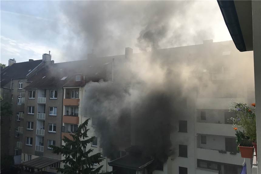 Meterhohe Rauchsäule im Kreuzviertel: Brand in einem Mehrfamilienhaus Aus einem Anbau an der Großen Heimstraße stieg die Rauchwolke meterhoch in die Höhe.