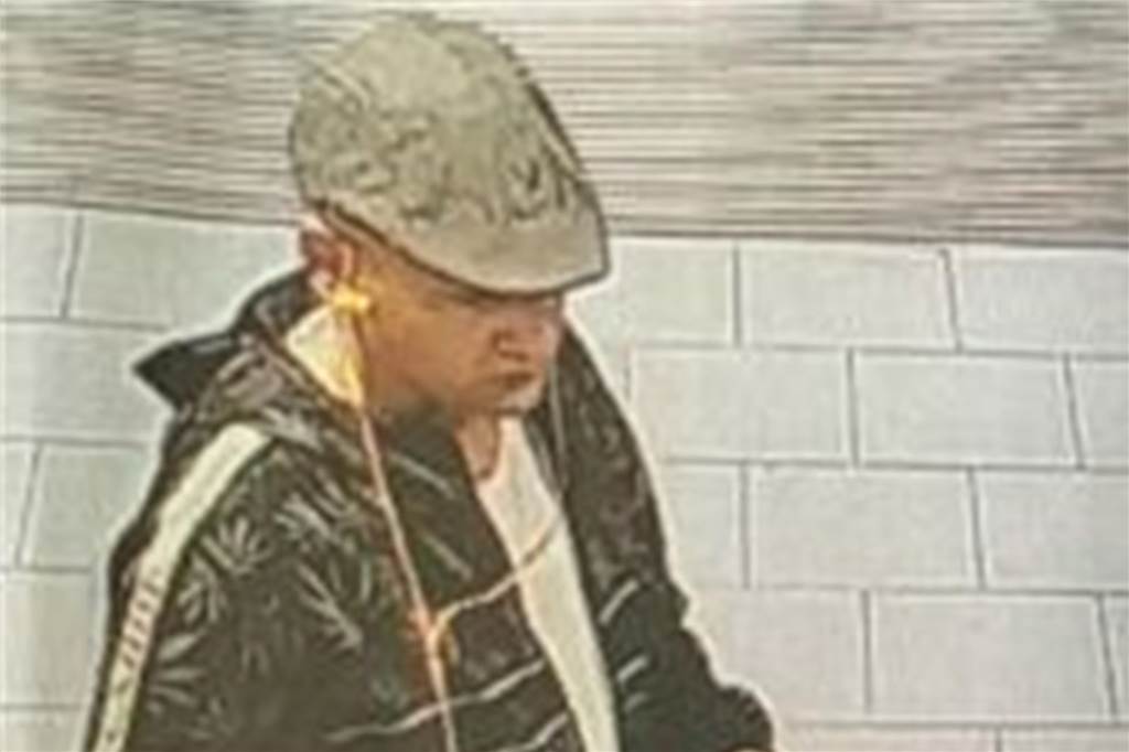Aus einem Einkaufswagen soll dieser Mann im Postleitzahlgebiet 44143 (östliche Innenstadt bis Hauptfriedhof) eine Geldbörse gestohlen haben.