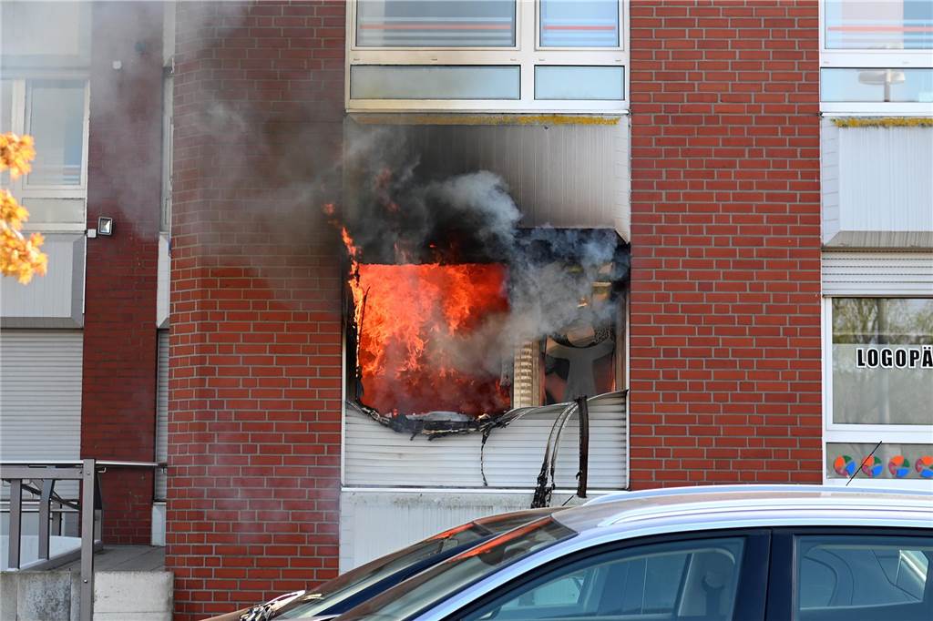 Brand in Ergotherapie-Praxis - Thorsten Gierig: „Das war ernüchternd“ Aus einem Fenster der Praxis schlugen beim Eintreffen der Feuerwehr am Montagabend die Flammen.
