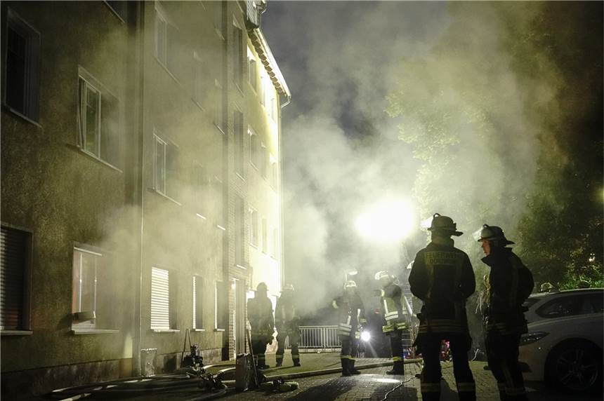 Feuer in Mehrfamilienhaus an der Martener Straße Aus einem Keller in diesem Wohnblock schlugen am frühen Mittwochmorgen in Dortmund die Flammen. Die Feuerwehr musste ab 4.10 Uhr an der Martener Straße löschen.