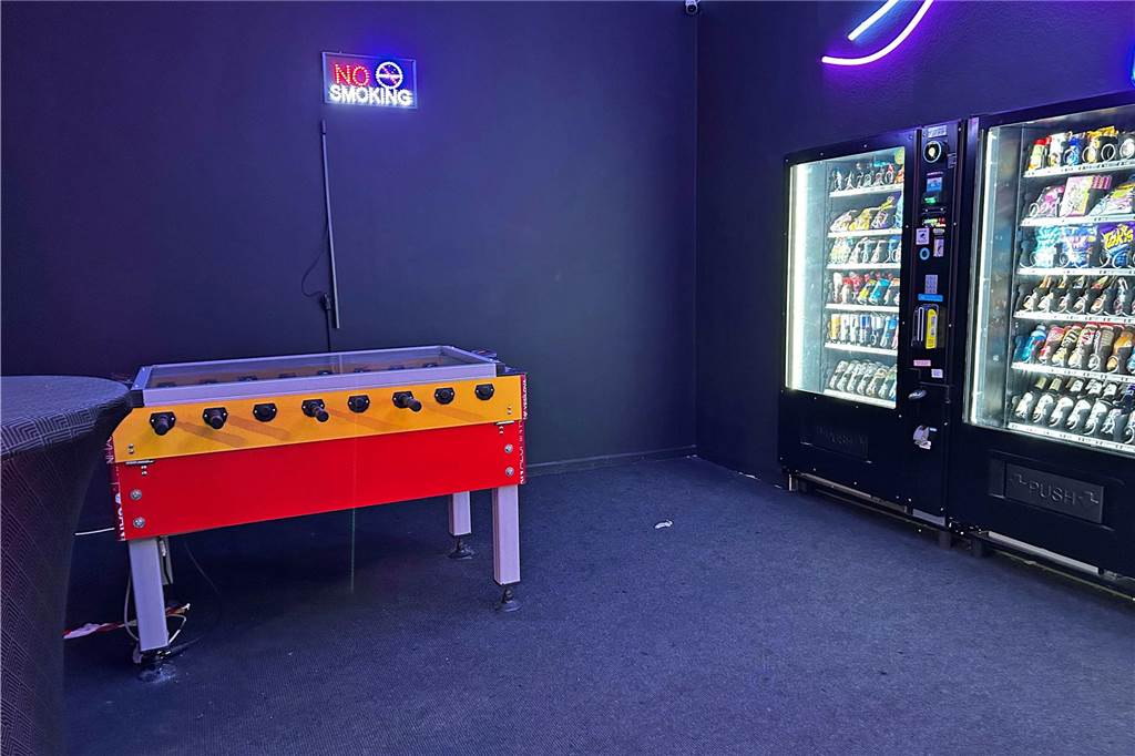 Automaten-Kiosk ohne Automaten? Veränderungen Am Griesetorn Snackautomaten und ein Kickertisch