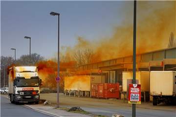 Aus einem Lkw im Gewerbepark Rünthe traten giftige Dämpfe aus. Menschen sollten den Bereich weiträumig meiden, geschlossene Räume aufsuchen und Türen und Fenster geschlossen halten. Die Feuerwehr evakuierte auch die Firmen in der Umgebung.