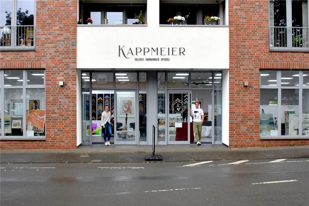 Galerie wird geteilt: Christine Schneider bietet Brautmode bei „Kleidliebe“ Christine Schneider und Julian Kappmeier stehen in den Türen des symmetrischen Ladenlokals an der Wallstraße.