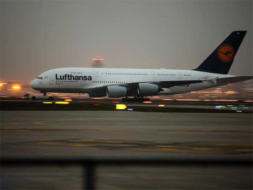 Airbus denkt über das Ende der A380 nach Aus für den A380? Airbus denkt darüber nach. Foto: Fredrik von Erichsen/Archiv