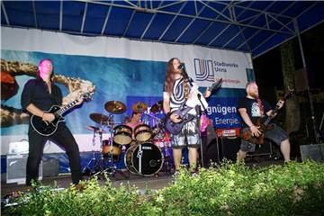 Aus Iserlohn war die Band „Escart“ ins Bornekampbad gekommen und präsentierte ihre Musik, die von vielen unterschiedlichen Einflüssen geprägt ist. Leider spielte die Formation, wie auch die übrigen Bands des Festivals, vor kleiner Kulisse. Pähler