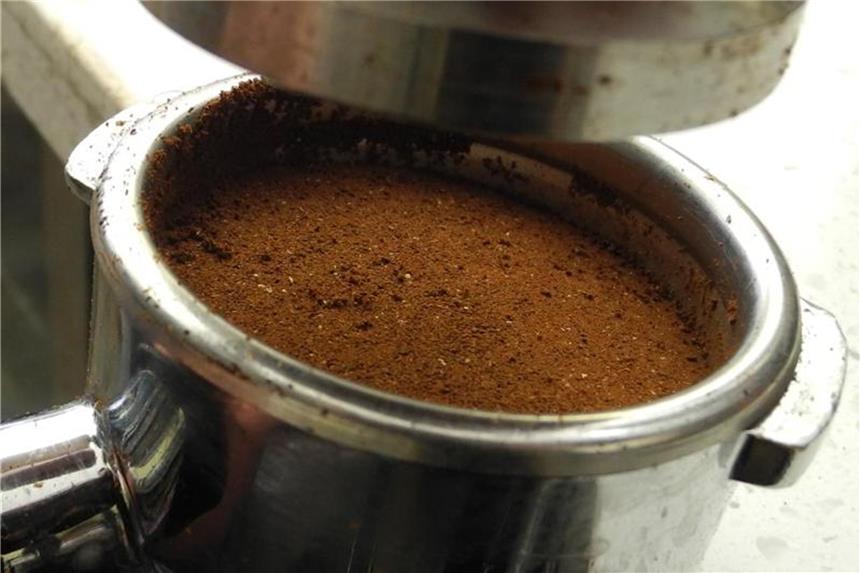 Körperpeeling mit Kaffeesatz macht die Haut rosig Aus Kaffeesatz, einem Spritzer Zitronensaft und einem Löffel Speisesalz lässt sich ein wohltuendes Peeling herstellen. Die Haut erscheint gesund und rosig. Foto: Johannes Schmitt-Tegge