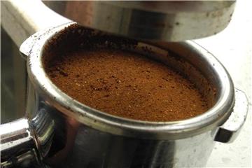 Aus Kaffeesatz, einem Spritzer Zitronensaft und einem Löffel Speisesalz lässt sich ein wohltuendes Peeling herstellen. Die Haut erscheint gesund und rosig. Foto: Johannes Schmitt-Tegge