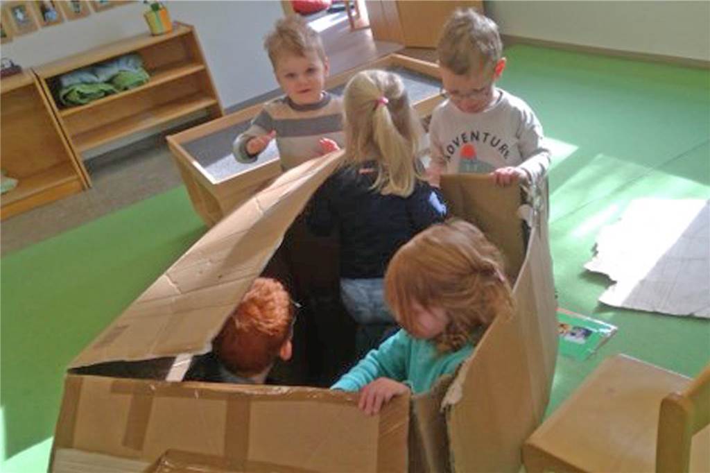 Kindergarten St. Marien: Spielzeugfreie Zeit lässt Kinder aufblühen Aus Kartonagen wurden Häuser, Höhlen oder Ritterburgen gebaut.