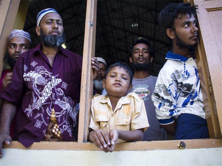 Schiffbrüchige Rohingya-Flüchtlinge dürfen an Land Aus Myanmar stammende Rohingya. Viele Tausend ihrer Glaubensbrüder sind auf der Flucht. Foto: Zikri Maulana