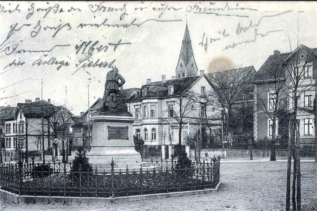 Die Bronzeadler der Hohensyburg: Peter Arnold fand sie verwandelt wieder Aus schlesischem Sandstein gefertigt waren ursprünglich die Soldaten-Figuren auf dem Ehrenmal, das die Postkarte von 1912 vor dem Amtsgericht am Alten Markt in Wetter zeigt. Da sie verwitterten, wurden sie durch einen Bronzeguss ersetzt.