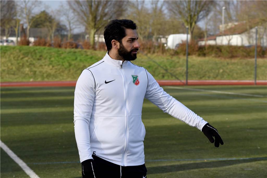 Bezirksliga-Aushilfen der SG Massen und des Königsborner SV sorgen für Siege in der Kreisliga B Aus seiner Sicht kassierte der SC Fröndenberg-Hohenheide eine vermeidbare Niederlage: Spielertrainer Sedat Sener.