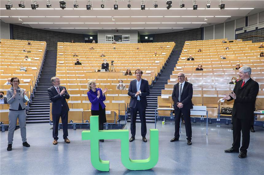 TU Dortmund hat einen neuen Rektor - Wahl unter hohen Sicherheitsauflagen Aus sicherer Entfernung gab es Applaus für den neu gewählte Rektor Prof. Manfred Bayer, unter anderem von Amtsvorgänger Prof. Ursula Gather und Kanzler Albrecht Ehlers.